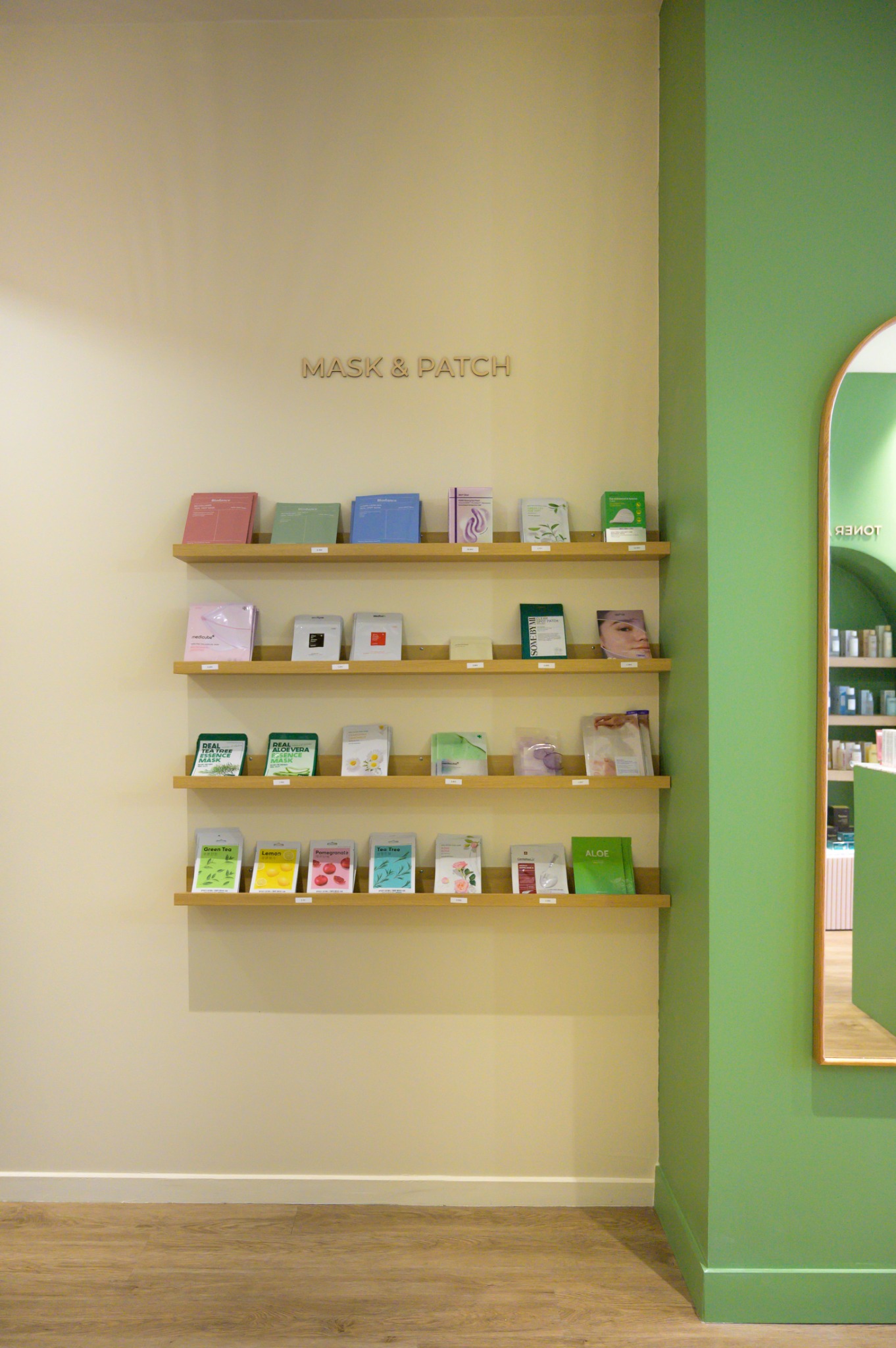 Présentoir Mask & Patch et arche verte de la boutique de cosmétique coréenne Me & Mi aménagée par Studio Aliette à Nantes
